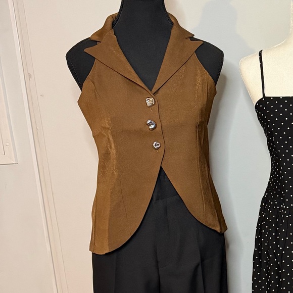 Sleeveless Brown Button Front Collared Top - Picture 4 of 4